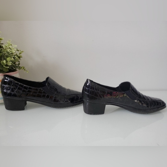 AMALFI BY RANGONI almond toe snakeskin patent leather shoe. Size 11 - Picture 5 of 8